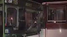 Autobus se kuriozně srazil s trolejbusem