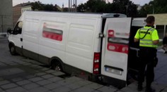 Dodávka v Brně jela, kam neměla. Způsobila obrovskou díru! VIDEO