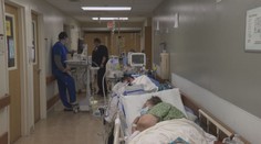Omikron ve světě láme rekordy. Některé země přesto zmírňují opatření