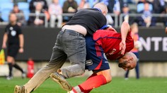 Záběr jako z MMA. Fanoušek Göteborgu vběhl na hřiště a zaútočil na hráče