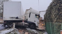 Kamion zdemoloval rodině dům. Starosta přišel s řešením, jak jim pomoci