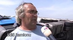 Honil hmyz, skončil s kamionem v příkopu
