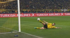 Obránce Dortmundu si zahrál na Haška. Jeho zákrok nadchl fanoušky