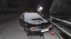 Opilý řidič vláčel policistu po silnici! Zastavilo ho až zábradlí