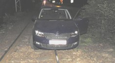 Opilý řidič neodbočil a jel dál po kolejích. Zasekl se, zbrzdil vlak