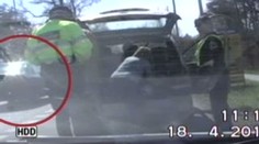 VIDEO: Mladík ujížděl strážníkům dvoustovkou v protisměru