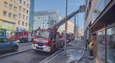 Kriminálka řeší požár v Praze. Museli evakuovat 16 lidí. Dům možná někdo zapálil