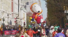 New Yorkem se proletěl obří Snoopy. Oblékli ho do vesmírného skafandru