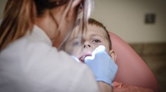 Strach z návštěvy zubaře? Někdy stačí vyléčit zuby moderní metodou, nebo prostě změnit stomatologa