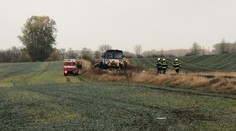 Tragédie u Kostelce nad Labem! Vlak smetl auto, jeden mrtvý