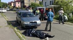 Taxikář srazil muže u přechodu, chodec je po smrti