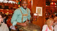 Takhle ho neznáte! Bolt si dal na Oktoberfestu pivo a taneček!