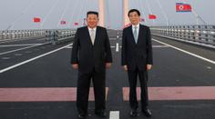 Kim se po zvěstech o smrti nečekaně objevil na veřejnosti. Odcestoval z KLDR