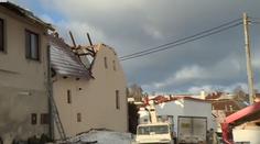 Orkán téměř srovnal vesničku se zemí. Na 50 domů přišlo o střechu