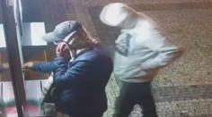 Policie marně hledá útočníka, který v Praze napadl muže. Zveřejnila záběry, žádá o pomoc
