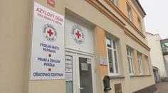 Azylové domy jsou přeplněné. Před Vánoci je přitom potřebují lidé nejvíce
