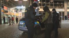 Pražskou čtvrť terorizují narkomani. Lidé mají strach, policie musela posílit hlídky
