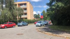 Řidiče v Praze zmátly dopravní značky. Navzájem si odporovaly