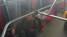 Šílené video: Opilec si vybil zlost na tramvaji. Rozmlátil ji kladívkem