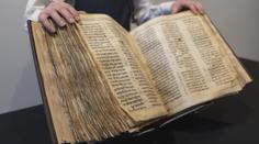 VIDEO: Nejstarší hebrejská Bible se v aukci prodala za téměř miliardu korun