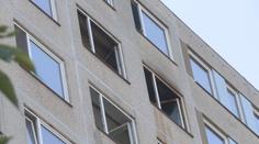 Muž vypadl z paneláku, jeho tělo našli na balkonu v nižším patře