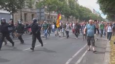 Francií zmítají protesty proti covid pasům, policie nasadila i slzný plyn