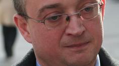 John naznačil, že za problémy s "černým" alkoholem stojí Benda