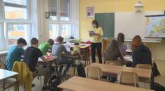 Základka umožňuje žákům sundat roušky, hygiena do ní pošle kontrolu