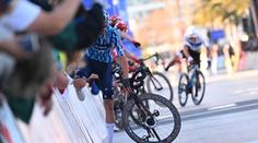 Chaos na trati. Cyklisté špatně odbočili, pak museli lézt přes plot