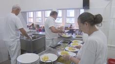 Tripartita jednala o platech nepedagogů. Řešením by mohla být zaručená mzda