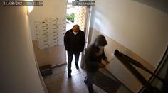 Žena načapala lupiče, kteří vykrádali byt sousedům. Pátrá po nich policie