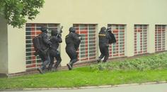 Policisté cvičili v Hradci zákrok proti ozbrojencům. Figuranty eliminovali po půlhodině