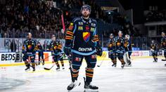 Kousanec ve švédské lize. Postižený hokejista po excesu soupeře i krvácel