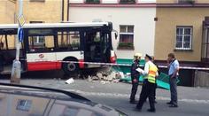 NEŠTĚSTÍ: Autobus v Praze naboural do zastávky! Několik lidí se zranilo