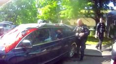 VIDEO: Ženě v Brně se zamklo auto na slunci. Zůstal v něm roční syn
