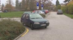Naštvaný muž vytvořil v Hradci Králové vlastní dopravní značení