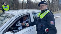 Nečekané gesto policistů. Při kontrole rozdávali řidičům pivo