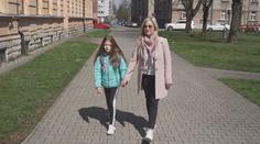 Lenka vozí každý den dceru do vzdálené školy. Měsíčně ji to stojí tisícovku
