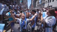 V ulicích Buenos Aires propuklo šílenství. Argentinci slaví titul z fotbalového MS