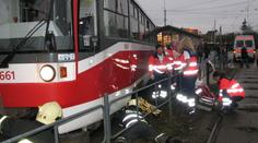 OBRAZEM: Školák spadl pod tramvaj, má rozdrcenou nohu