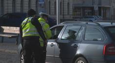 Podzimní mlhy jsou past na řidiče. Policie vyzývá ke správnému používání mlhovek