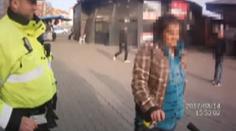 VIDEO: Opilá žena nedokázala ani stát. Kočárek s dítětem byl opora