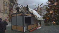 Odklízení stánků na Staroměstském náměstí