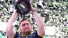 Takhle hraje nová světová jednička. Šipkař Littler obhájil titul