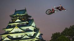 VIDEO: Burácející motorky létaly v adrenalinové show až k nebesům