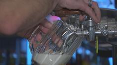 Studentky univerzity v Olomouci vaří vlastní pivo. Má růžovou barvu