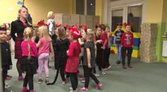 Čerti, muchomůrky i rolničky. Vánoční besídky těší děti i rodiče