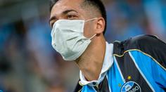 Fotbalisté Grémia rouškami žádali přerušení soutěže, protest jim vyšel