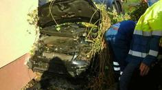 Řidič se zabil nárazem do domu, předtím "pokácel" přívod plynu
