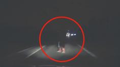 Muž vešel na silnici přímo před auto. Řidič už nedokázal zastavit